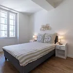 Joli 36 m avec BALCON près du Chateau !