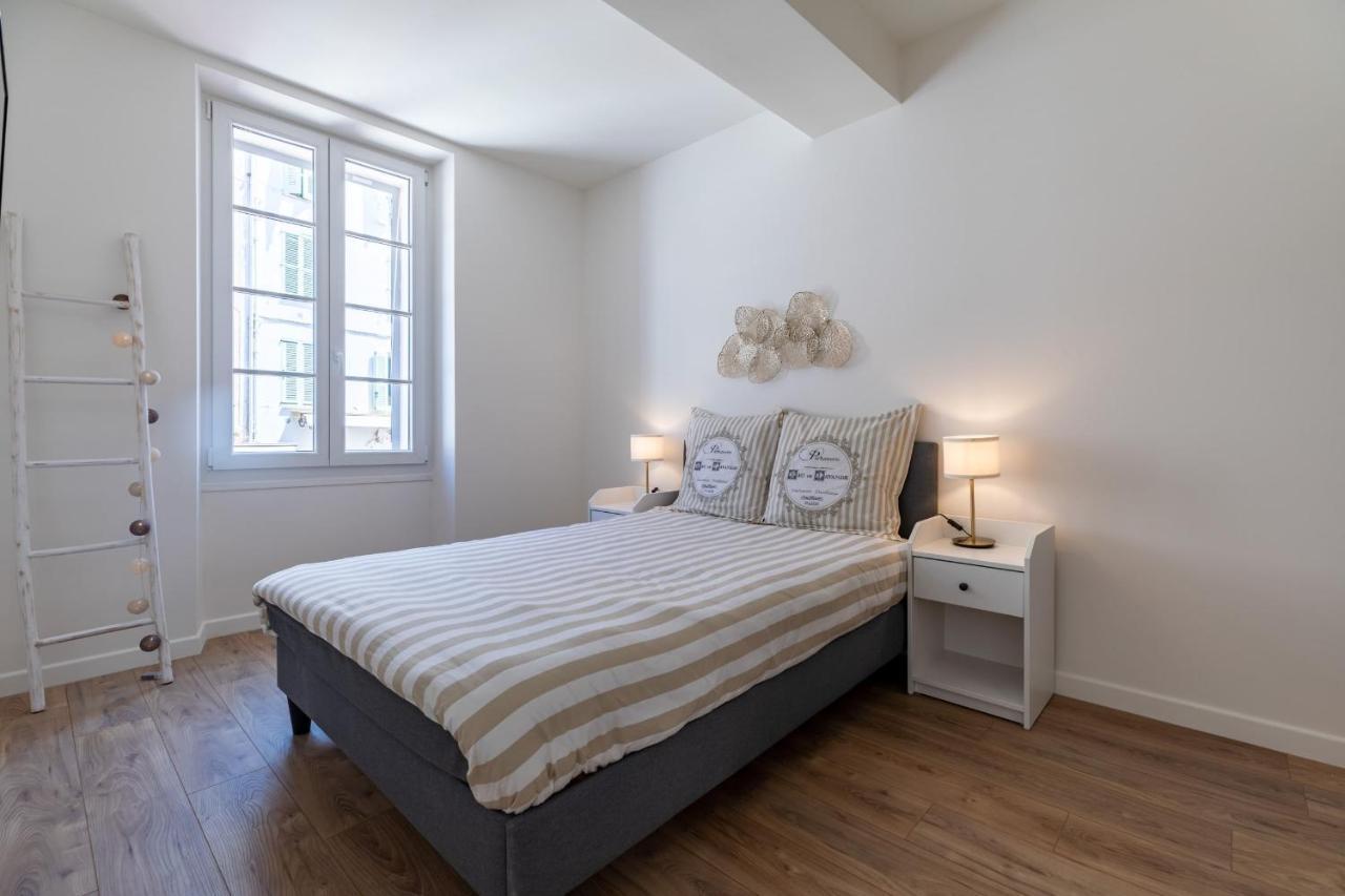 Joli 36 M Avec Balcon Près Du Chateau ! Cannes